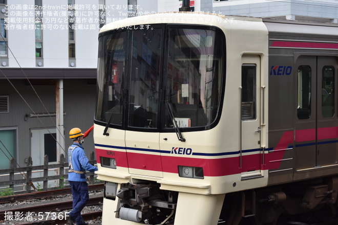 【京王】運用離脱している8000系8711Fの構内入換が目撃(1・2号車)を若葉台駅で撮影した写真