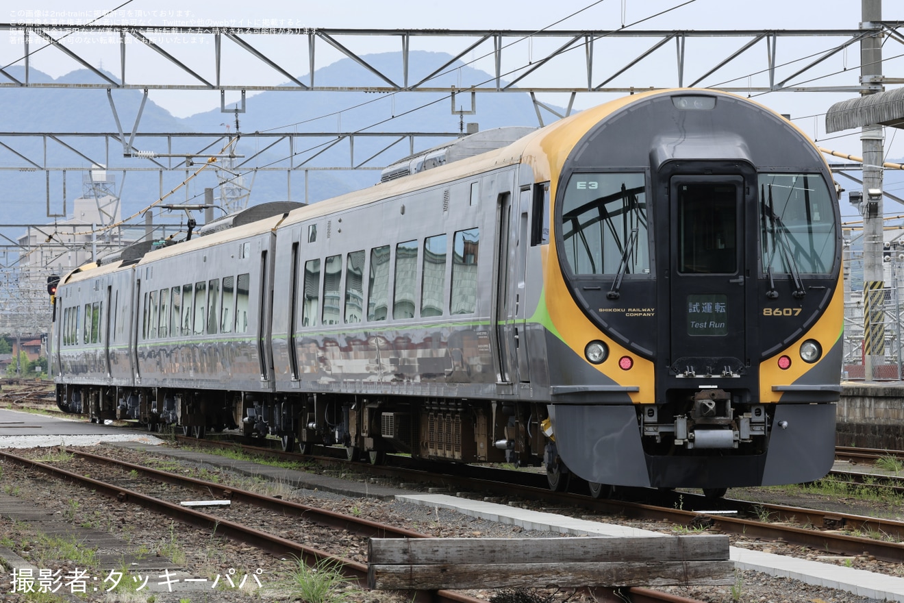 【JR四】8600系E3編成が多度津工場を出場の拡大写真