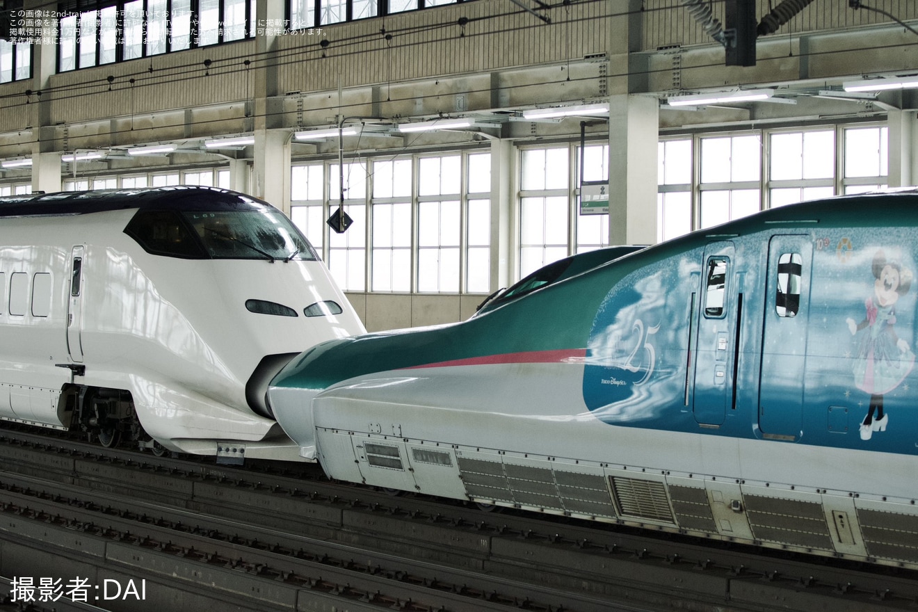 【JR東】E5系U15編成「Magical Jubilee Shinkansen」と荷物専用新幹線E3系L69編成がやまびこ56の拡大写真