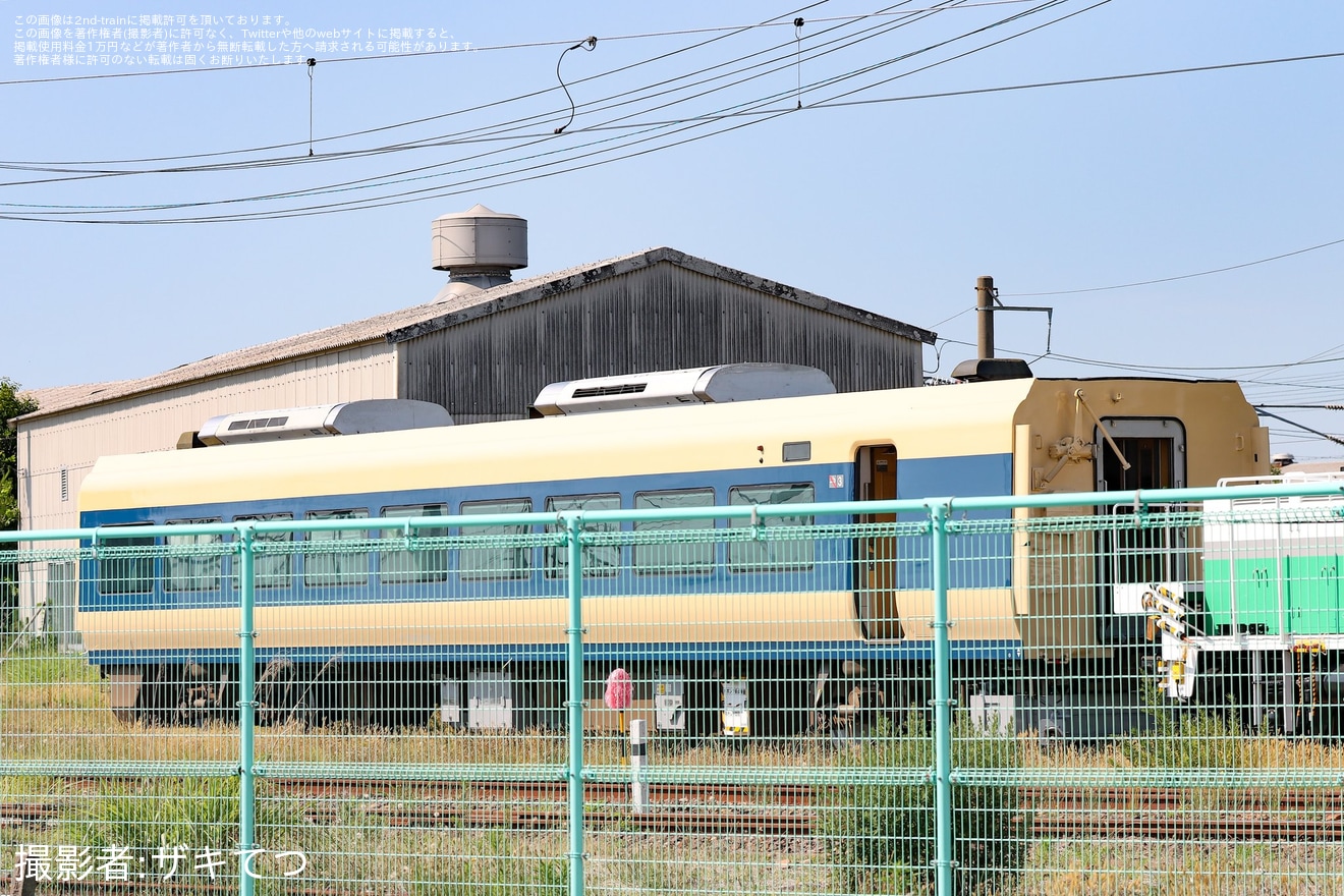 【JR東】583系風塗装へ変更中のE653系U101編成の中間車が構内入換の拡大写真