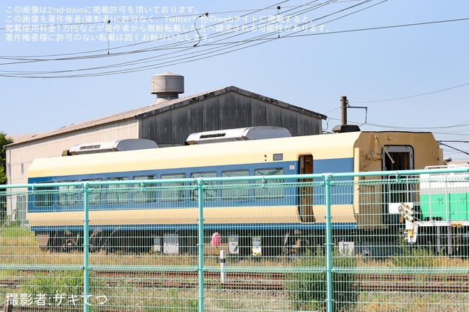 【JR東】583系風塗装へ変更中のE653系U101編成の中間車が構内入換を不明で撮影した写真