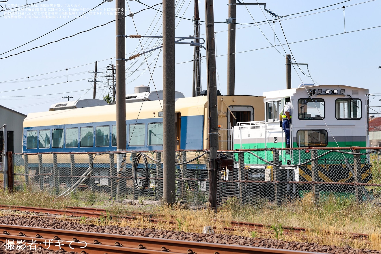 【JR東】583系風塗装へ変更中のE653系U101編成の中間車が構内入換の拡大写真