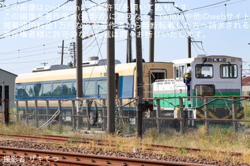 【JR東】583系風塗装へ変更中のE653系U101編成の中間車が構内入換