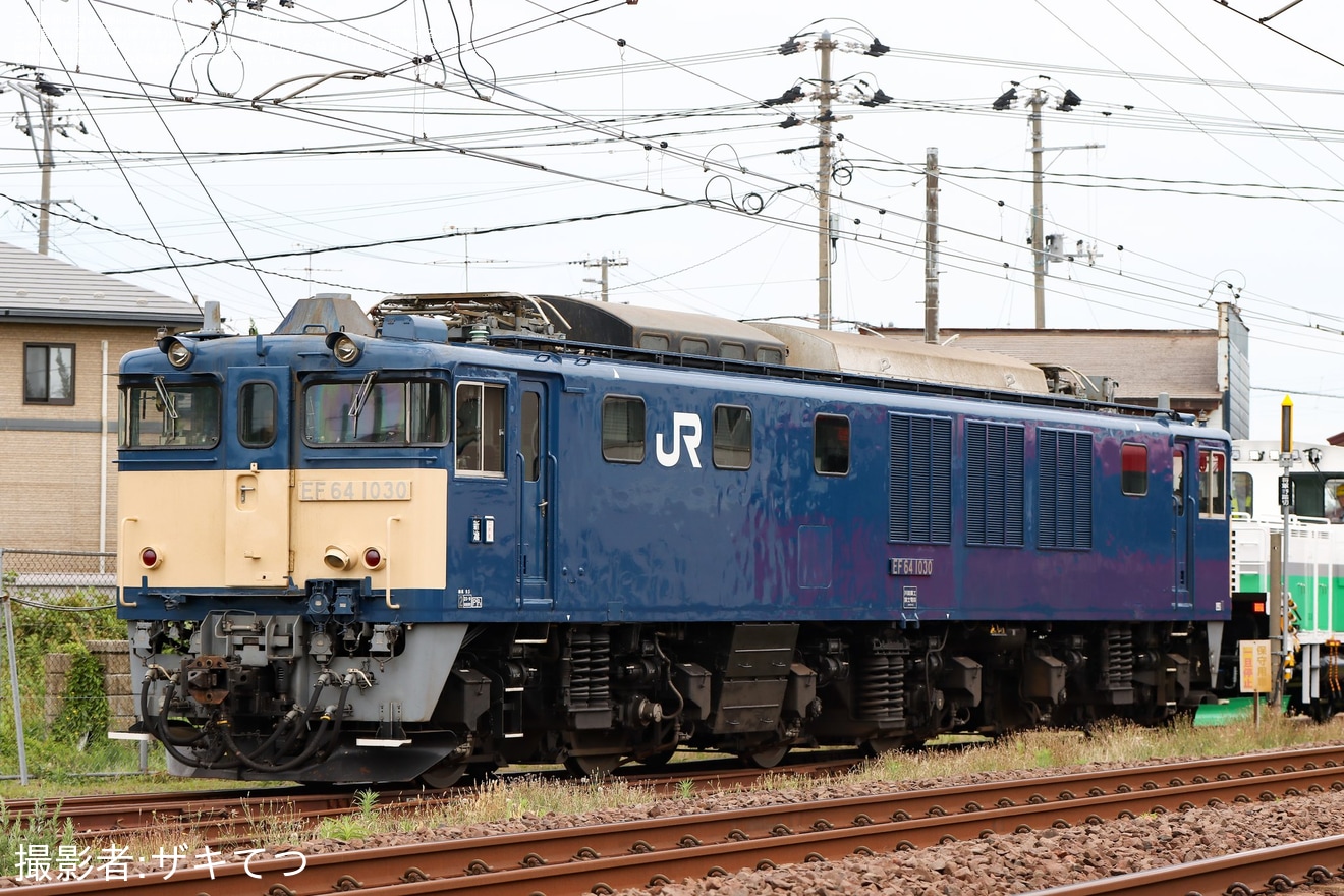 【JR東】EF64-1030と新車のNo.2スイッチャーが構内入換の拡大写真