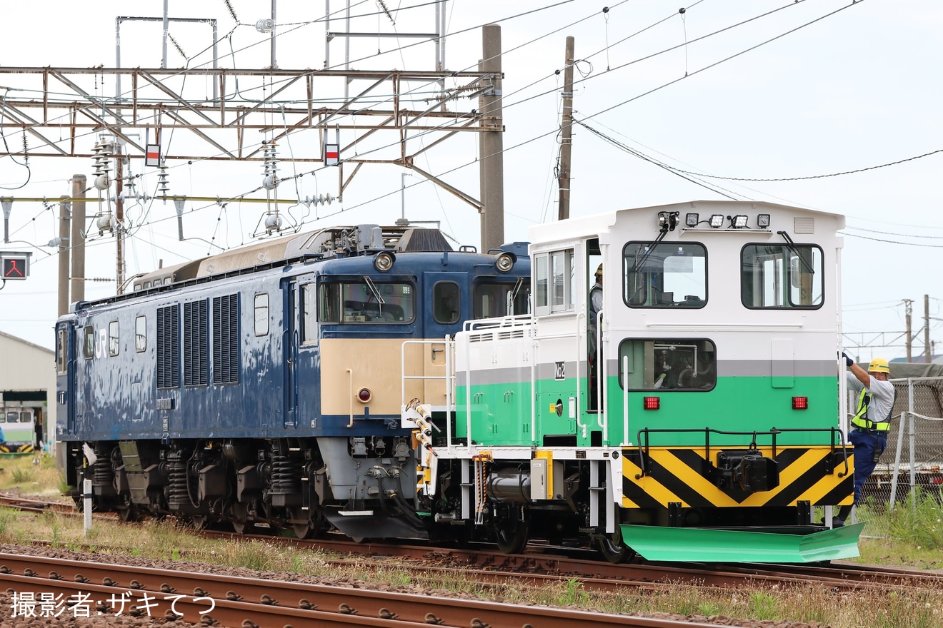 【JR東】EF64-1030と新車のNo.2スイッチャーが構内入換の拡大写真