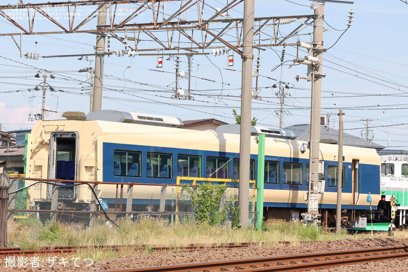 【JR東】583系風塗装へ変更中のE653系U101編成の中間車が構内入換の拡大写真