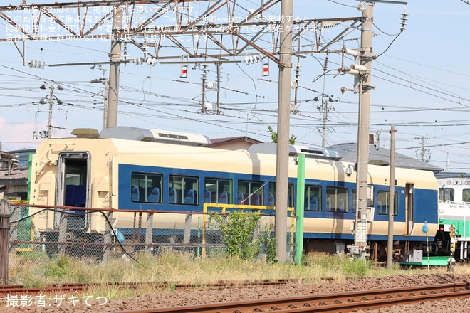 【JR東】583系風塗装へ変更中のE653系U101編成の中間車が構内入換を不明で撮影した写真