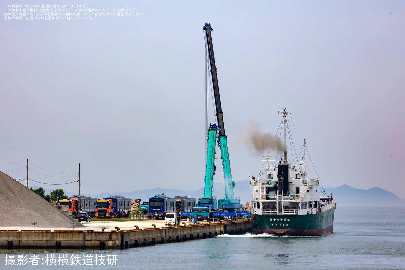 【ことでん】新型2000形2編成4両が香西港へ海上輸送の拡大写真