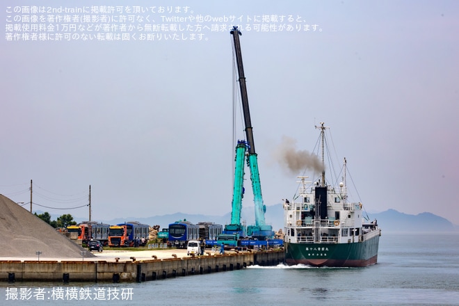 【ことでん】新型2000形2編成4両が香西港へ海上輸送を香西港湾緑地広場・香西港周辺で撮影した写真