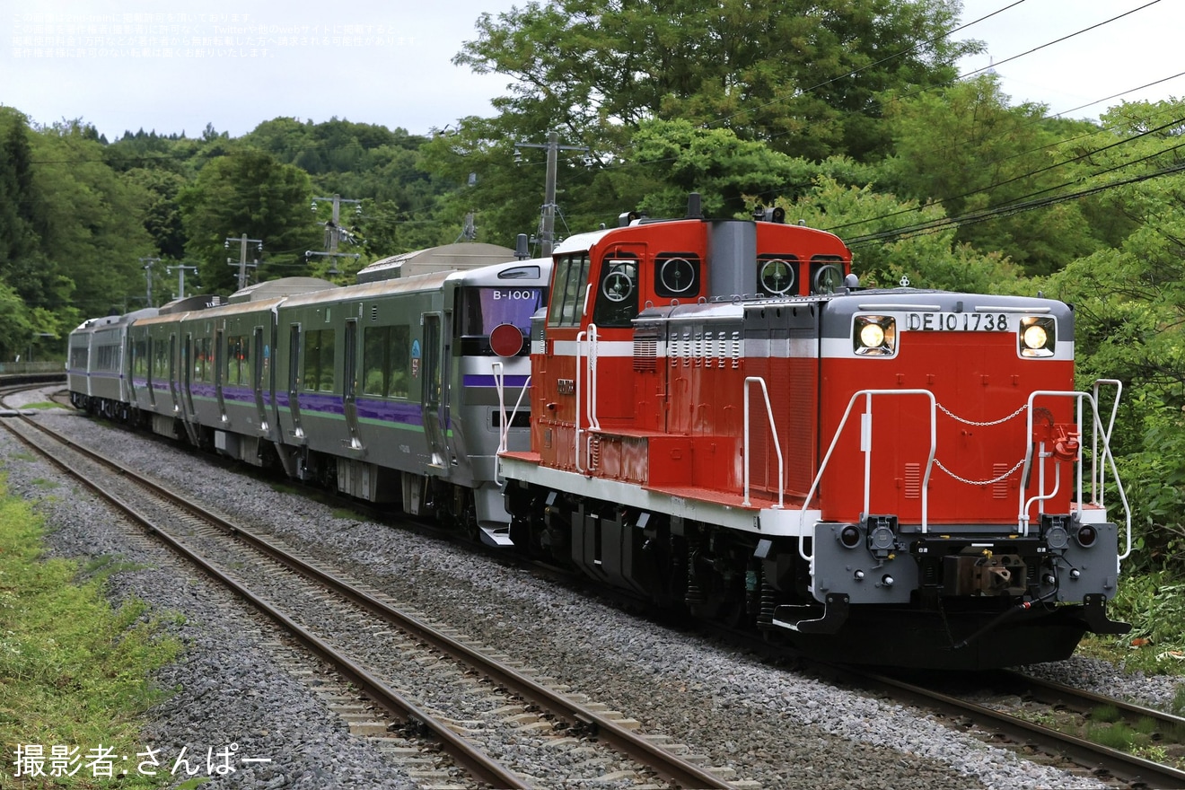 【JR北】733系B-1001編成+キハ261系ST-1212編成が苗穂工場出場の拡大写真