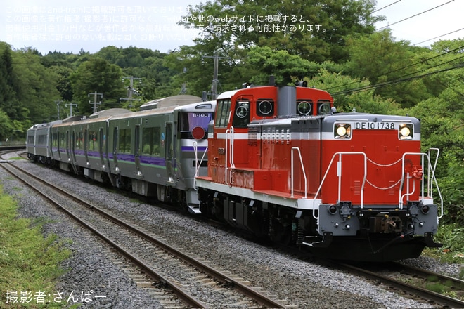 【JR北】733系B-1001編成+キハ261系ST-1212編成が苗穂工場出場を不明で撮影した写真