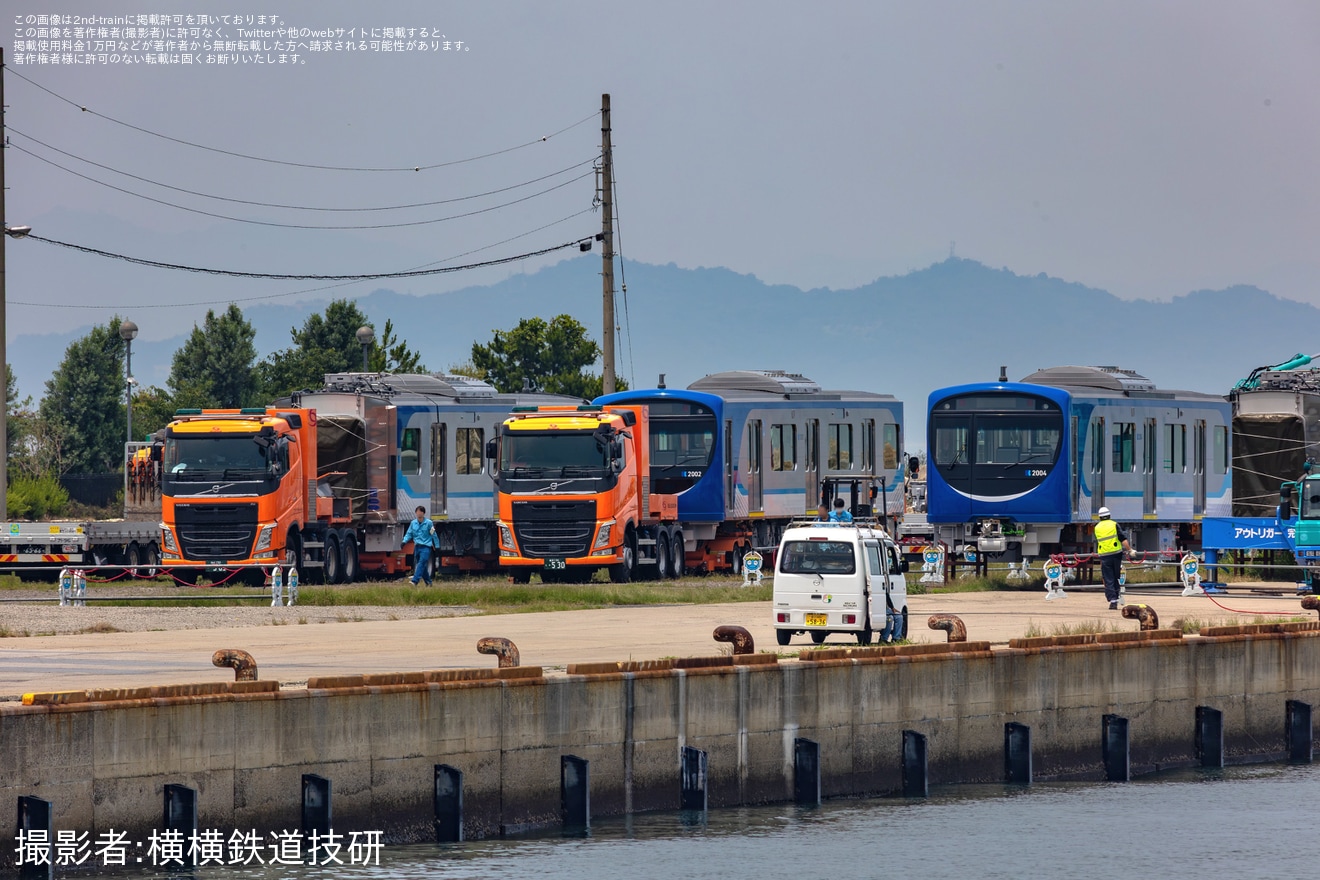 【ことでん】新型2000形2編成4両が香西港へ海上輸送の拡大写真