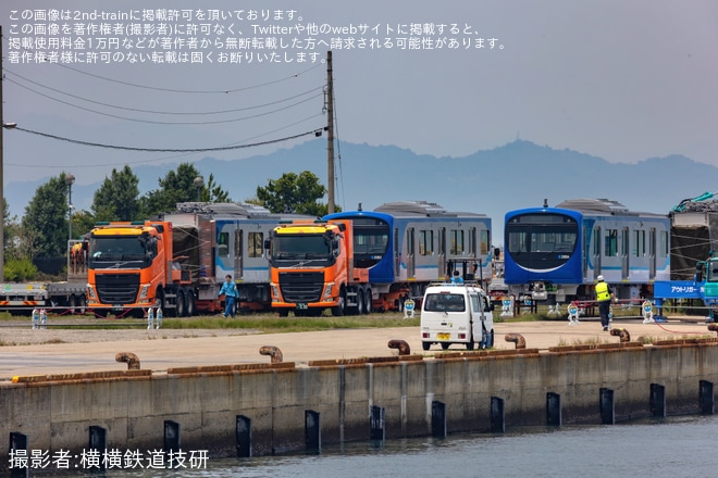 【ことでん】新型2000形2編成4両が香西港へ海上輸送を香西港湾緑地広場・香西港周辺で撮影した写真