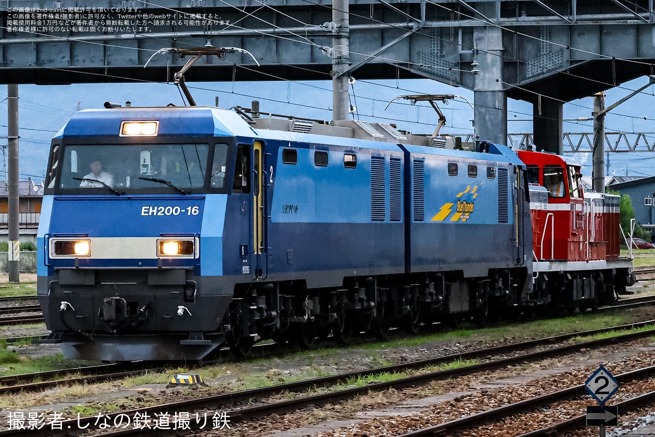 【JR東】DE10-1704が海外譲渡に伴い長野総合車両センターから甲種輸送の拡大写真
