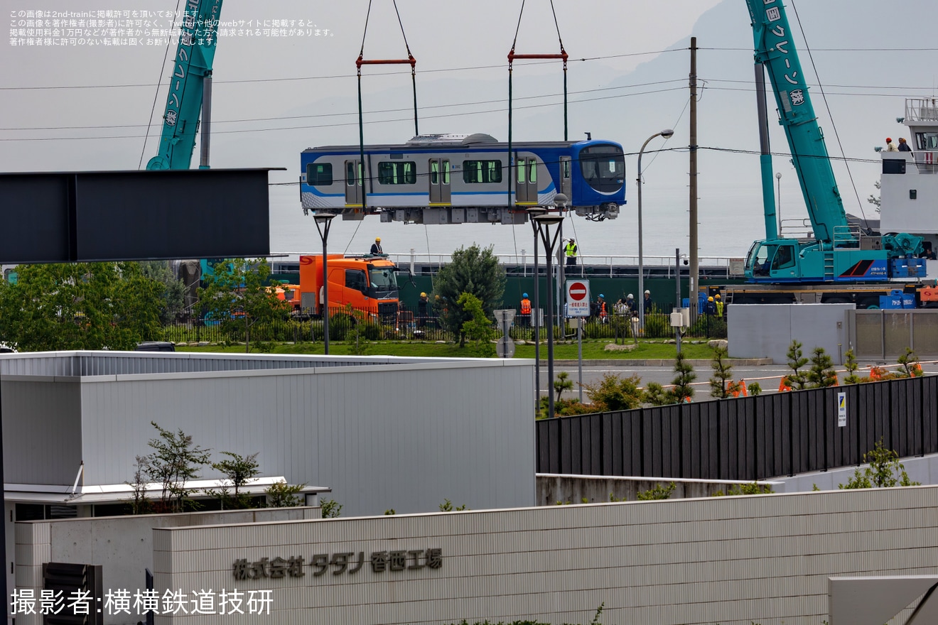 【ことでん】新型2000形2編成4両が香西港へ海上輸送の拡大写真