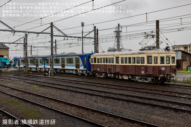【ことでん】2000形2001編成がレトロ電車120号と連結し通電確認を不明で撮影した写真