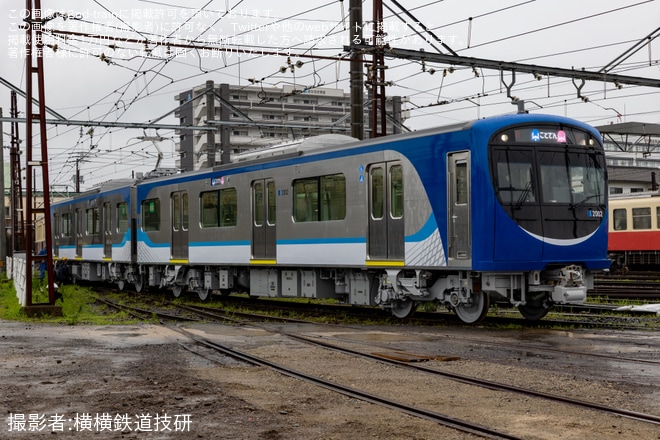 【ことでん】2000形2001編成がレトロ電車120号と連結し通電確認を不明で撮影した写真
