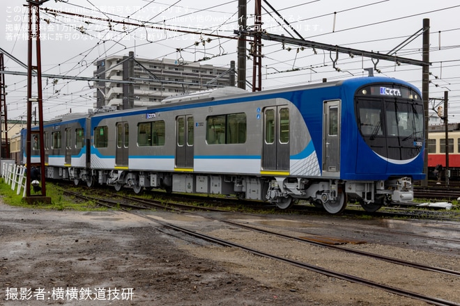 【ことでん】2000形2001編成がレトロ電車120号と連結し通電確認を不明で撮影した写真