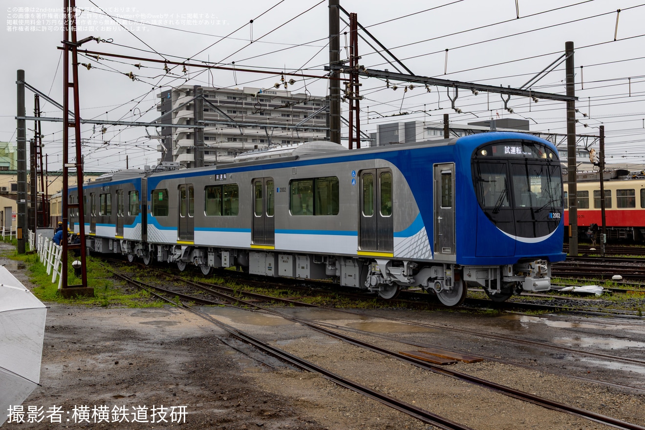 【ことでん】2000形2001編成がレトロ電車120号と連結し通電確認の拡大写真
