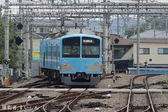 【西武】新101系251F(近江鉄道100形「湖風号」カラー)が武蔵丘へ回送を飯能駅で撮影した写真