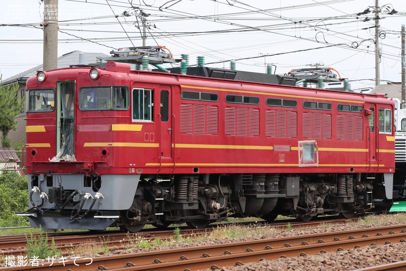 【JR東】ED75-767が一部部品を外された状態で秋田総合車両ベース構内を移動の拡大写真