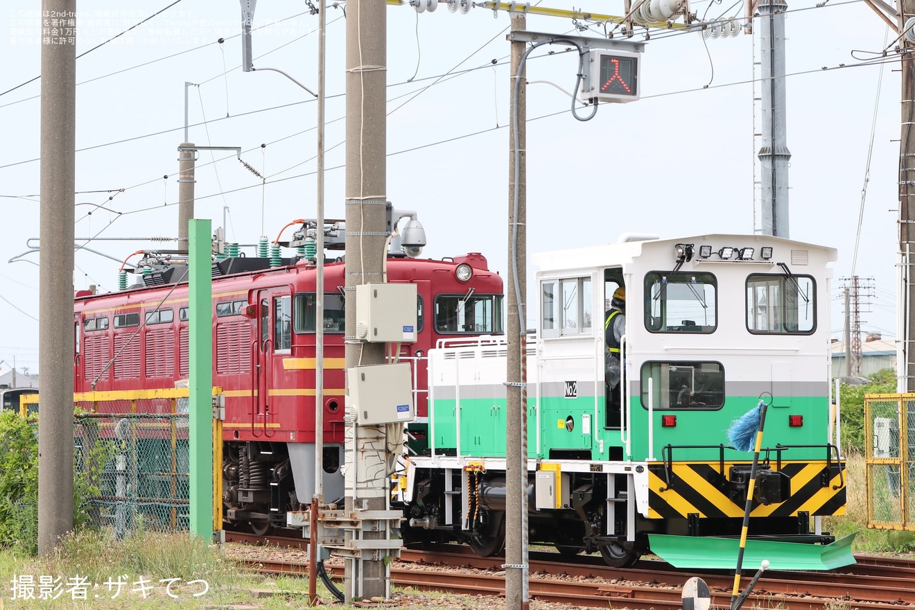 【JR東】ED75-767が一部部品を外された状態で秋田総合車両ベース構内を移動の拡大写真