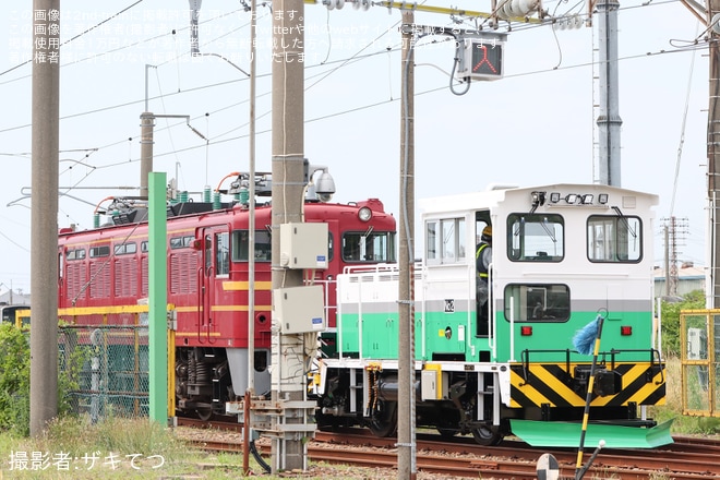 【JR東】ED75-767が一部部品を外された状態で秋田総合車両ベース構内を移動を秋田総合車両ベース付近で撮影した写真