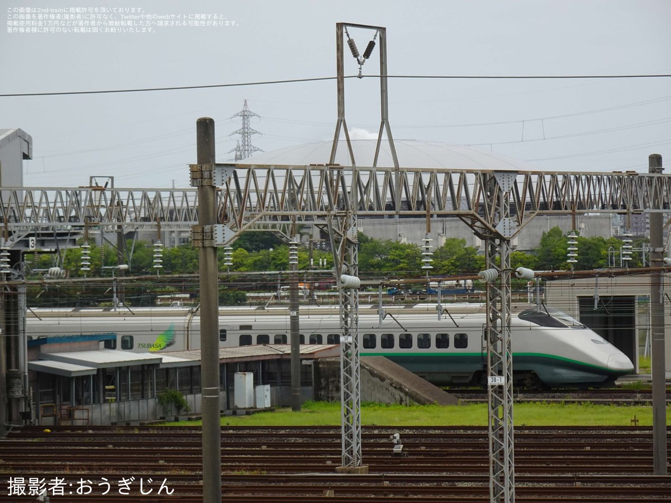 【JR東】E3系L65編成「銀つば」が分割され新潟新幹線車両ベースの解体線への拡大写真