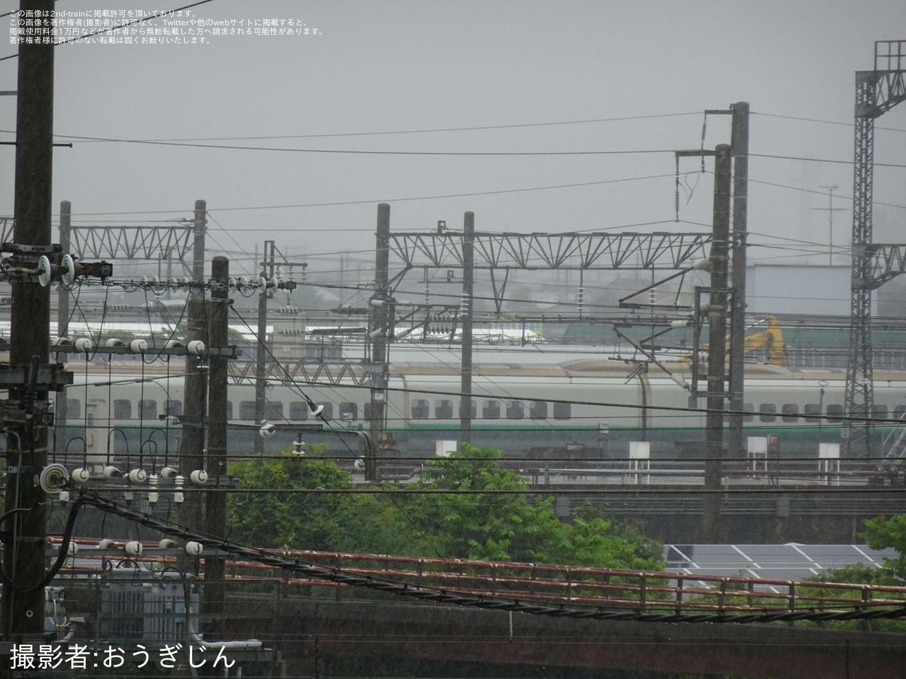 【JR東】E3系L65編成「銀つば」が分割され新潟新幹線車両ベースの解体線への拡大写真