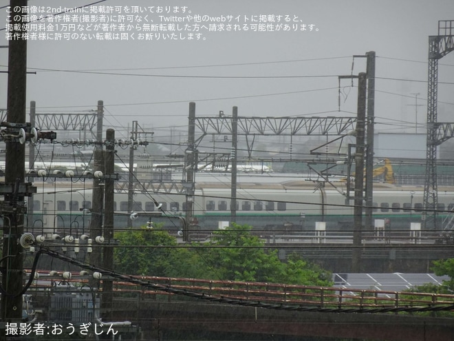 【JR東】E3系L65編成「銀つば」が分割され新潟新幹線車両ベースの解体線へを新潟新幹線車両ベース付近で撮影した写真