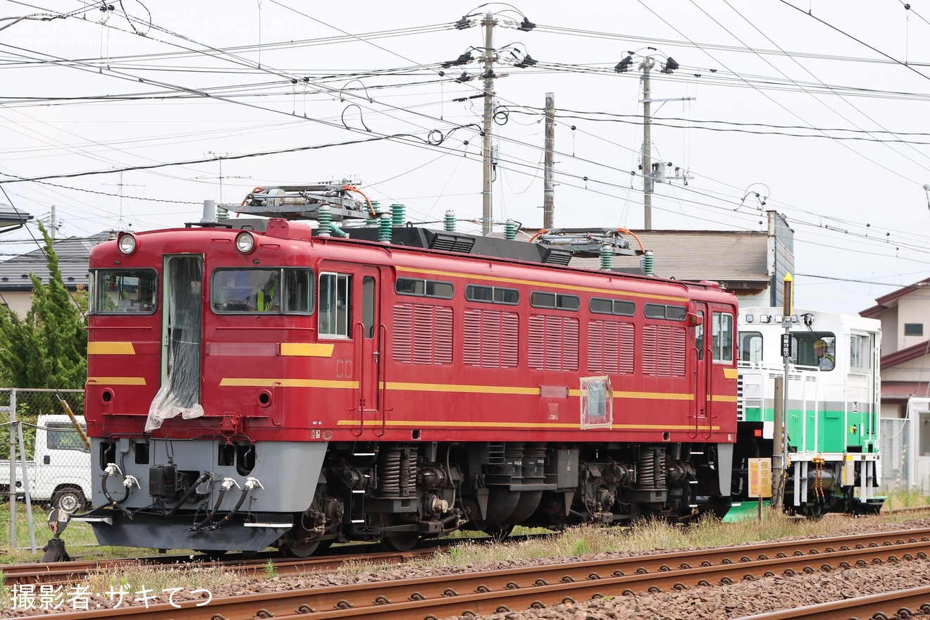 【JR東】ED75-767が一部部品を外された状態で秋田総合車両ベース構内を移動の拡大写真