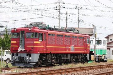 【JR東】ED75-767が一部部品を外された状態で秋田総合車両ベース構内を移動