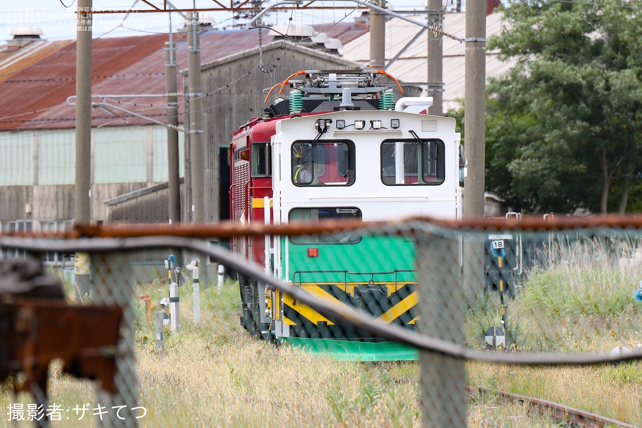 【JR東】ED75-767が一部部品を外された状態で秋田総合車両ベース構内を移動の拡大写真