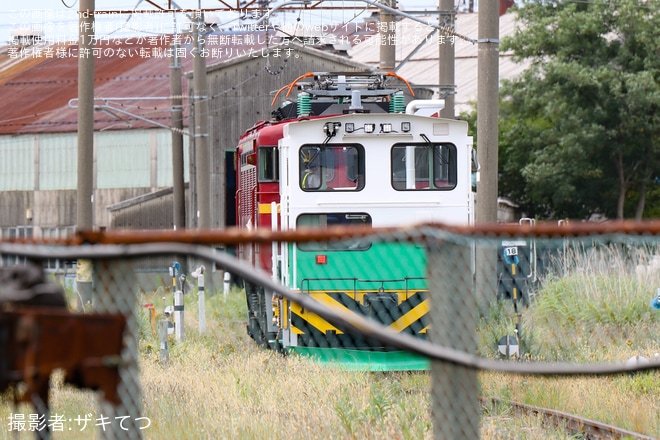 【JR東】ED75-767が一部部品を外された状態で秋田総合車両ベース構内を移動を秋田総合車両ベース付近で撮影した写真