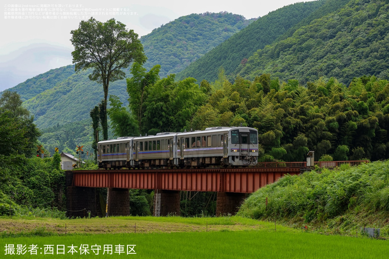 【JR西】キハ120形3両が新山口から西出雲へ疎開回送の拡大写真