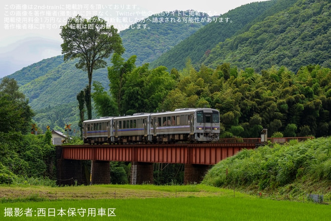 【JR西】キハ120形3両が新山口から西出雲へ疎開回送を不明で撮影した写真