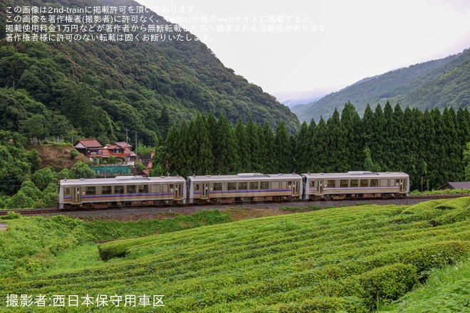 【JR西】キハ120形3両が新山口から西出雲へ疎開回送を不明で撮影した写真