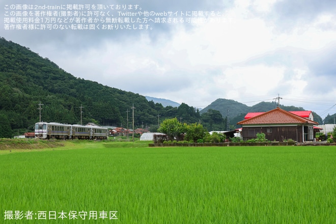 【JR西】キハ120形3両が新山口から西出雲へ疎開回送を不明で撮影した写真