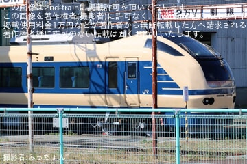 【JR東】E653系U101編成のクハE653-1001が583系風塗装で外へ