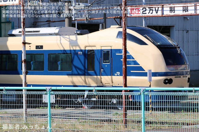 【JR東】E653系U101編成のクハE653-1001が583系風塗装で外へを秋田総合車両センター付近で撮影した写真