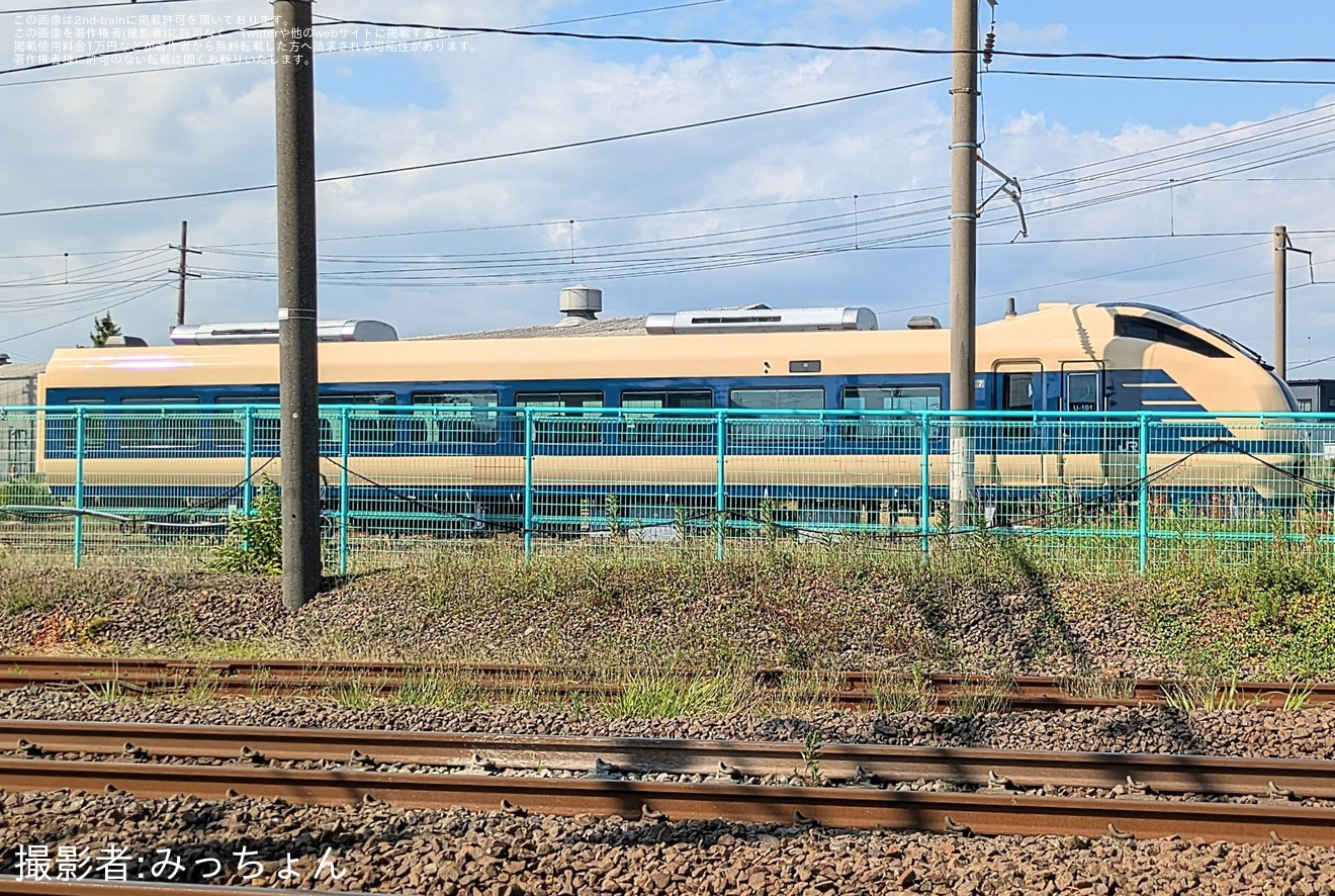 【JR東】E653系U101編成のクハE653-1001が583系風塗装で外への拡大写真