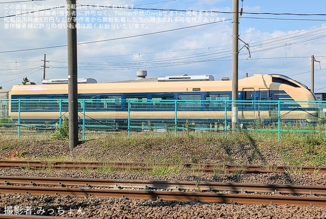 【JR東】E653系U101編成のクハE653-1001が583系風塗装で外へを秋田総合車両センター付近で撮影した写真