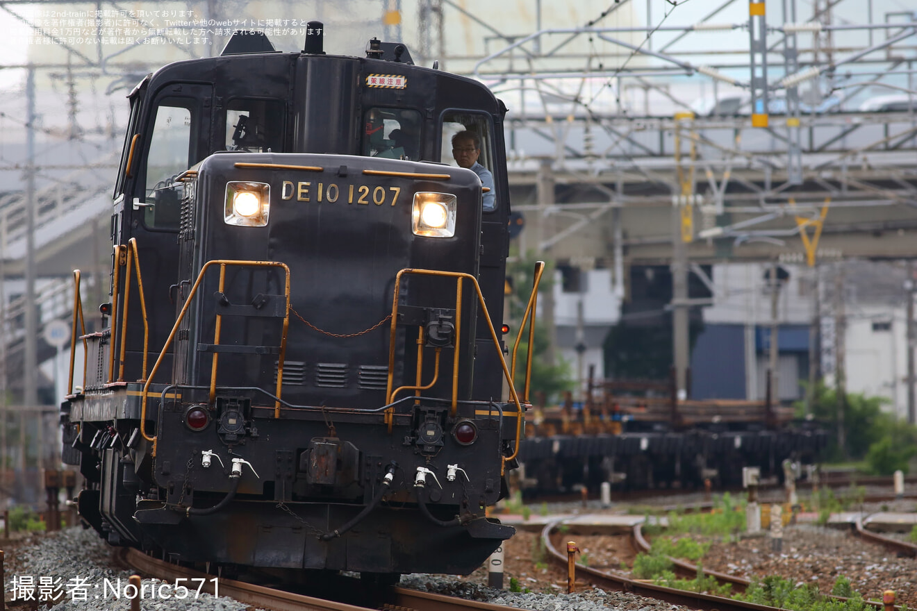 【JR九】DE10-1207牽引の黒チキ10両編成による鳥栖・三里木工臨の実施の拡大写真