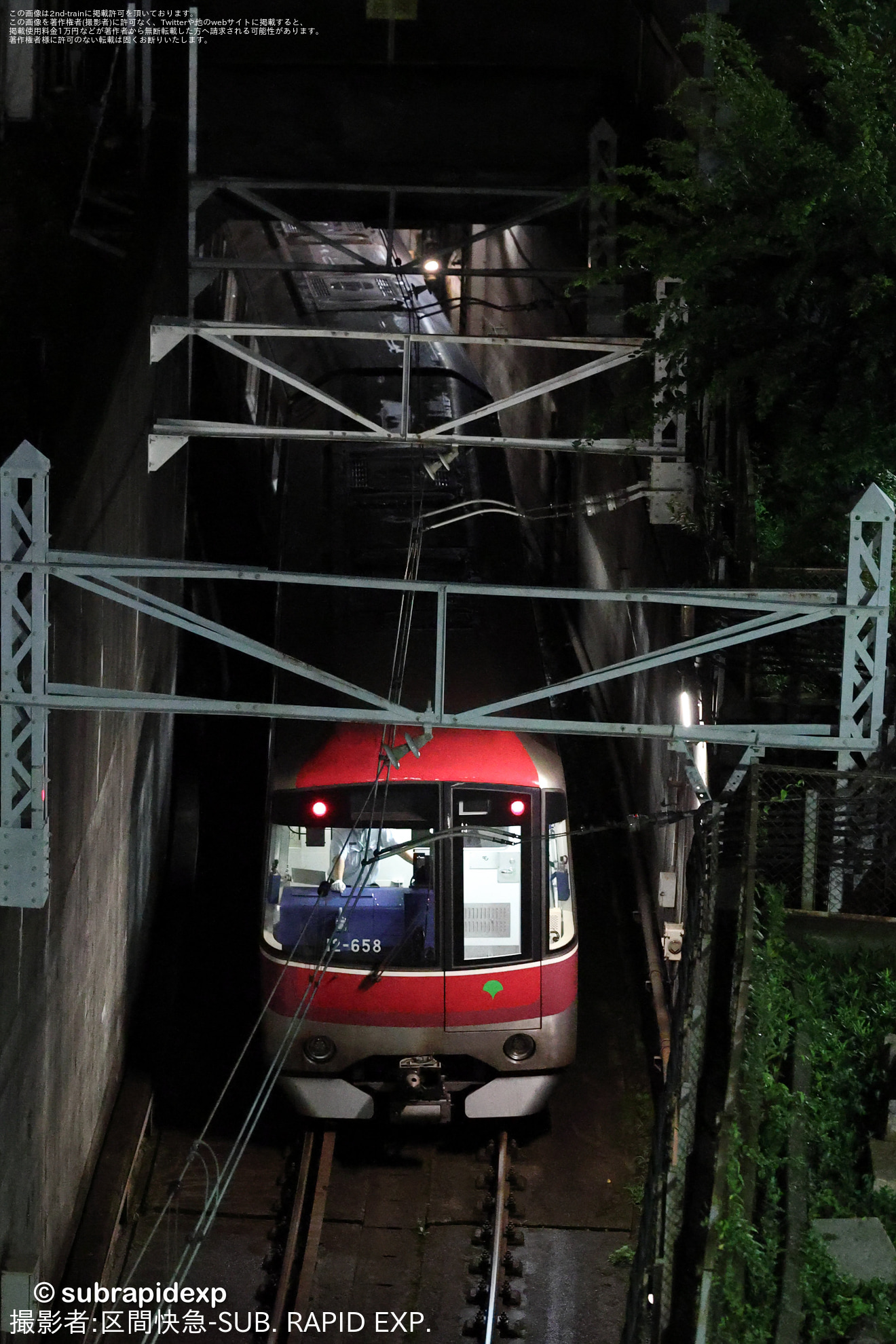 【都営】12-600形12-651Fが馬込車両検修場を出場しE5000形牽引で回送の拡大写真