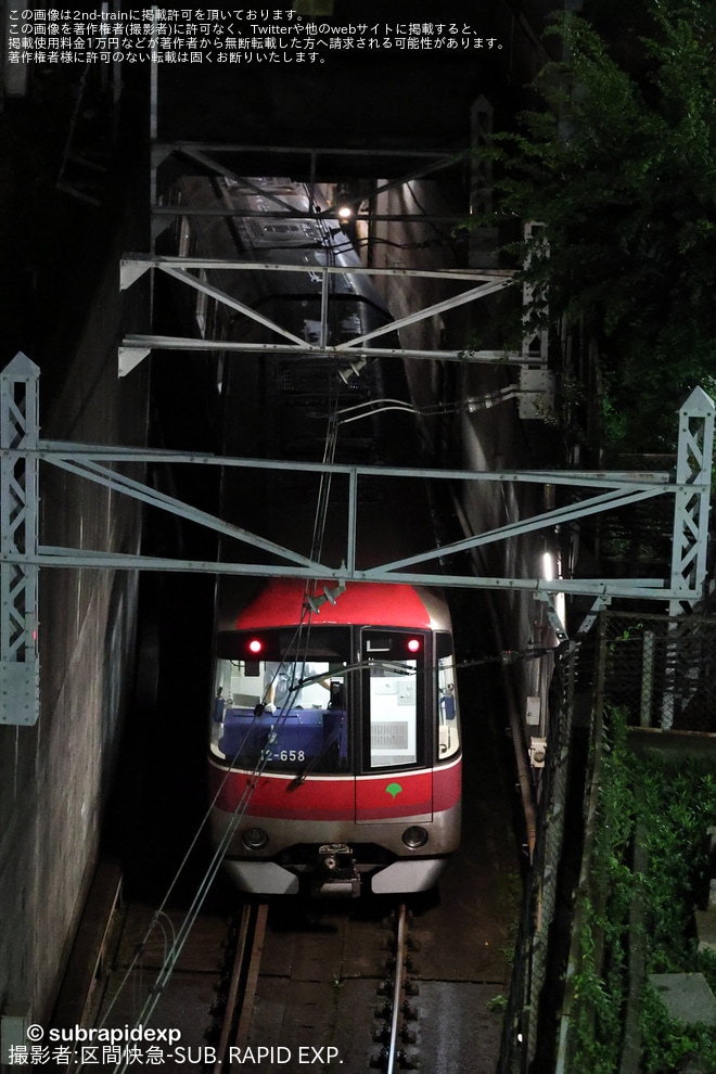 【都営】12-600形12-651Fが馬込車両検修場を出場しE5000形牽引で回送を不明で撮影した写真