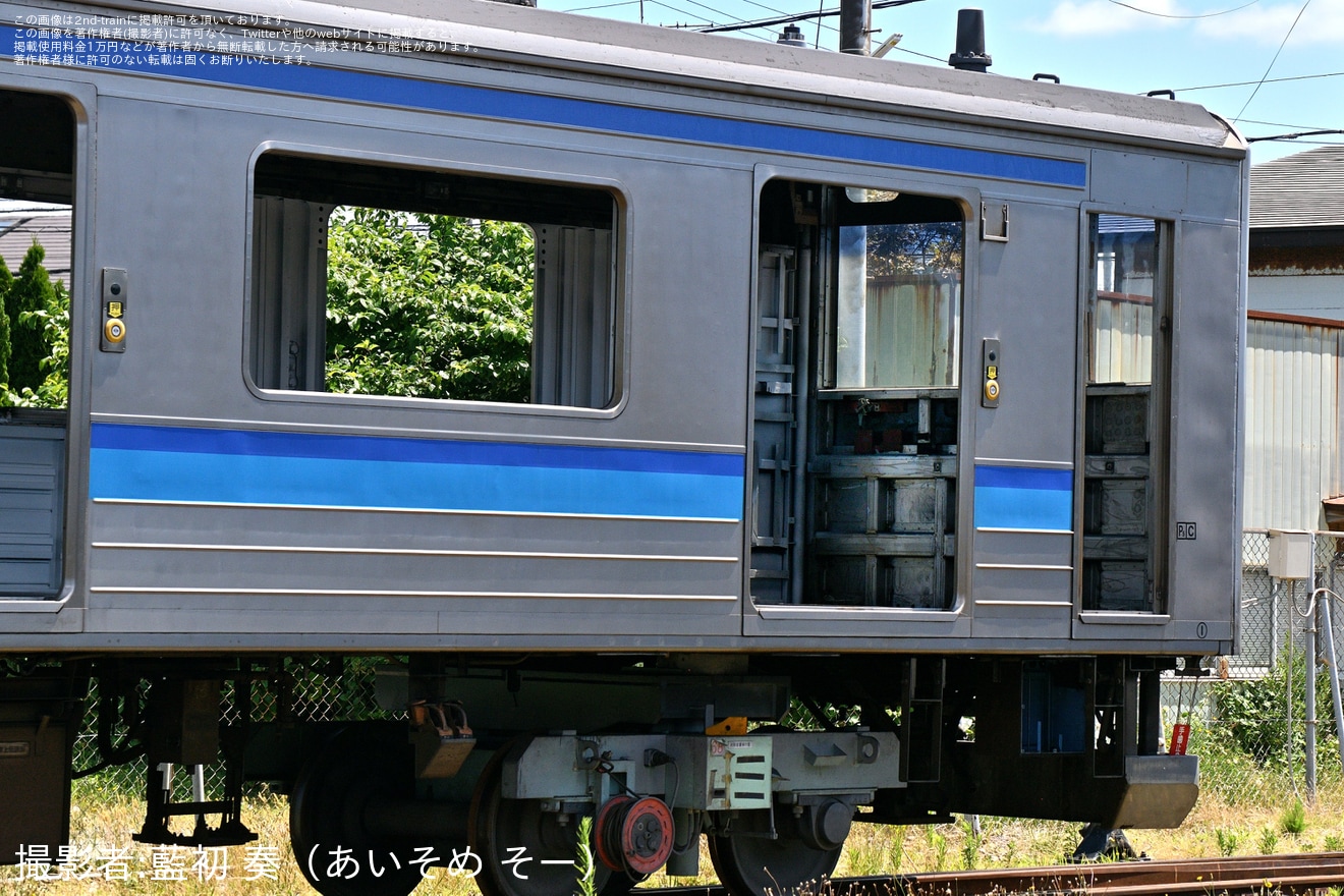 【JR東】205系M13編成クハ204-3113が内装・床下機器撤去済みの状態で移動の拡大写真