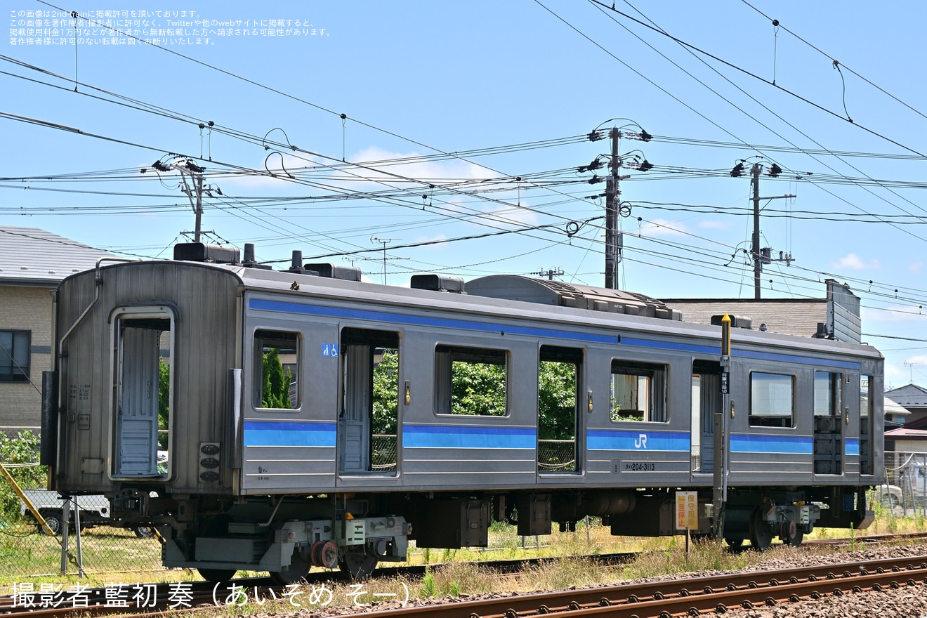 【JR東】205系M13編成クハ204-3113が内装・床下機器撤去済みの状態で移動の拡大写真