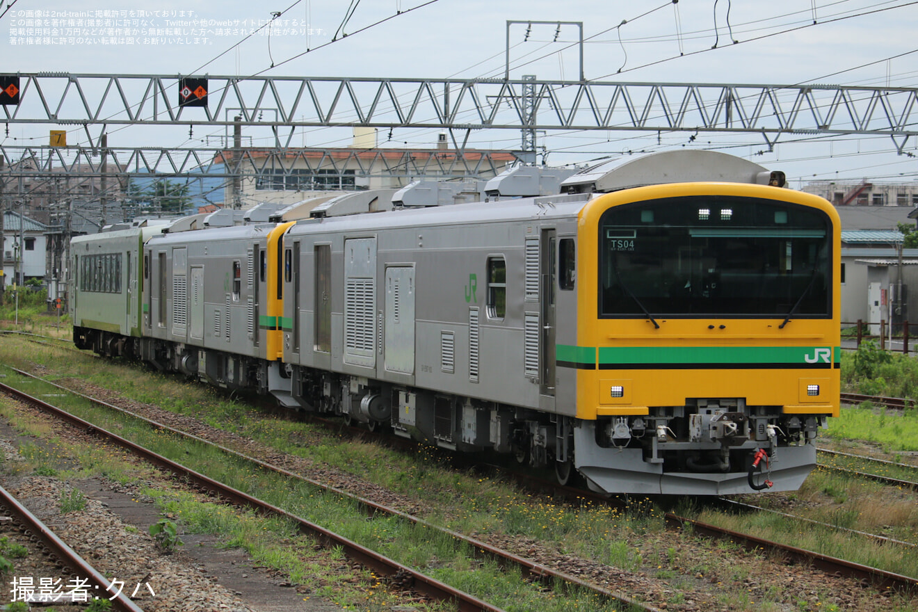 【JR東】キハ110-219がGV-E197系TS04編成により配給輸送（譲渡の可能性）の拡大写真