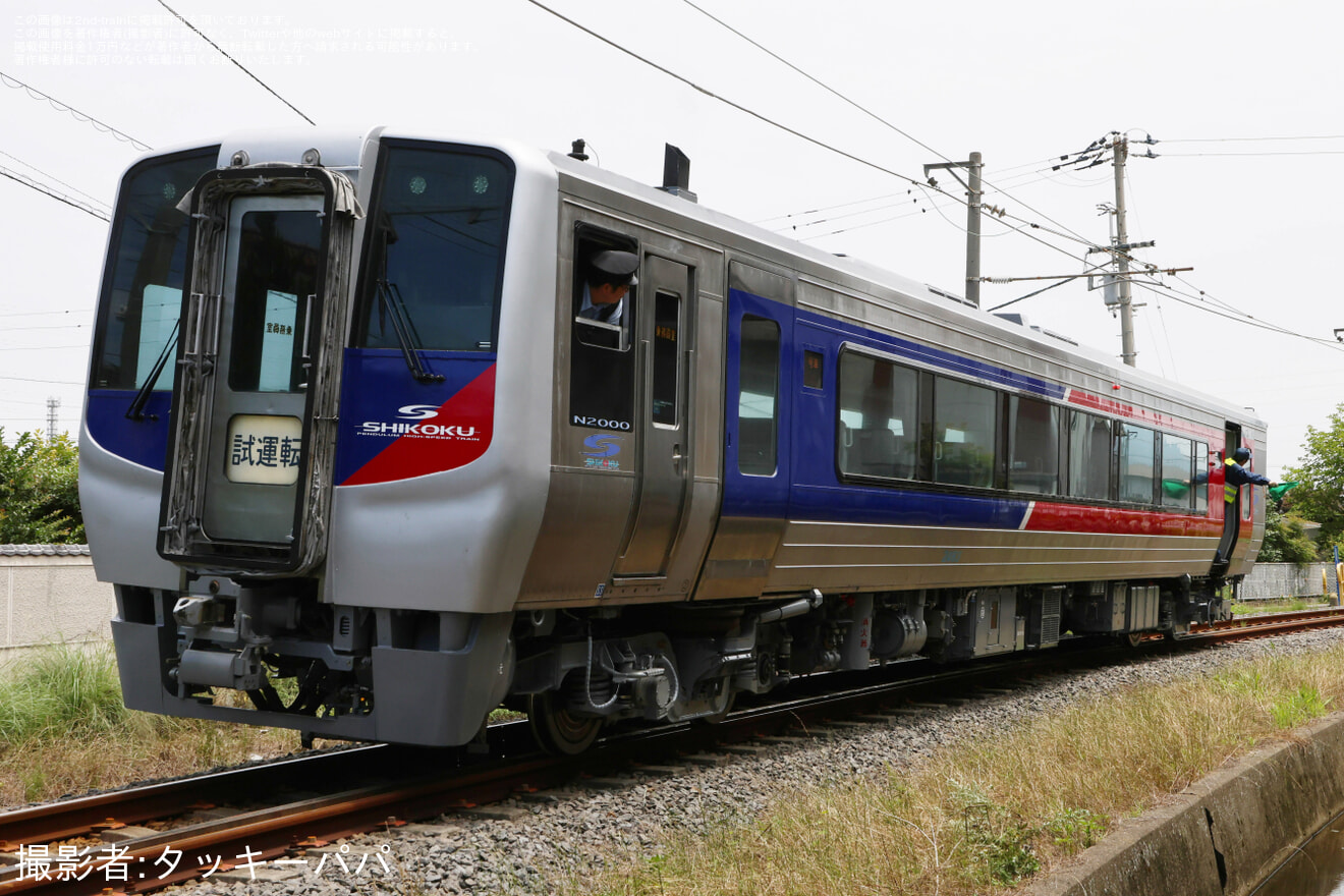 【JR四】N2000系気動車2463号車が検査を終えて多度津工場出場の拡大写真
