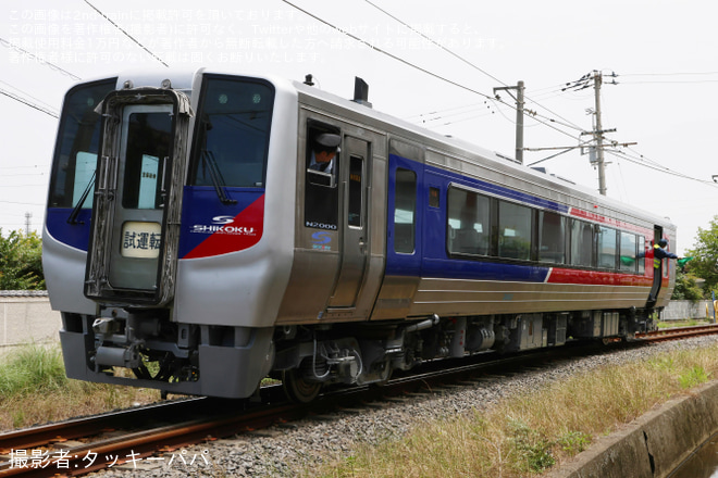 【JR四】N2000系気動車2463号車が検査を終えて多度津工場出場を多度津工場構外側線で撮影した写真